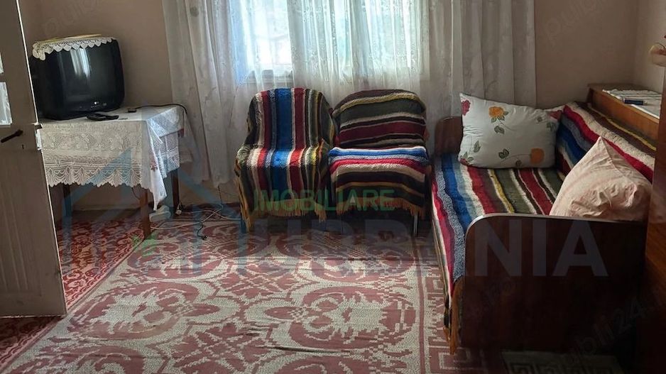 Casă de locuit cu 4 camere de vânzare în centrul satului, comuna Bivolari - Poză 2