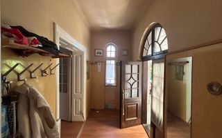 Casa in Piata Cluj, P+Demisol, curte comuna - Poză 5