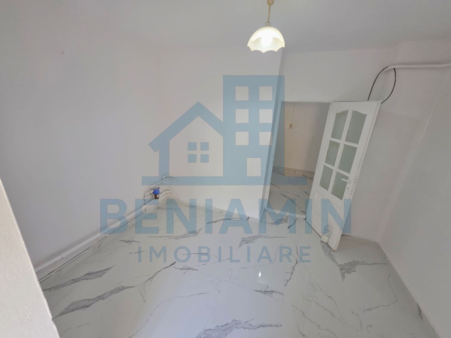 Trei camere doua bai 1Mai etaj 1 -centrala termica -75mp - Poză 3