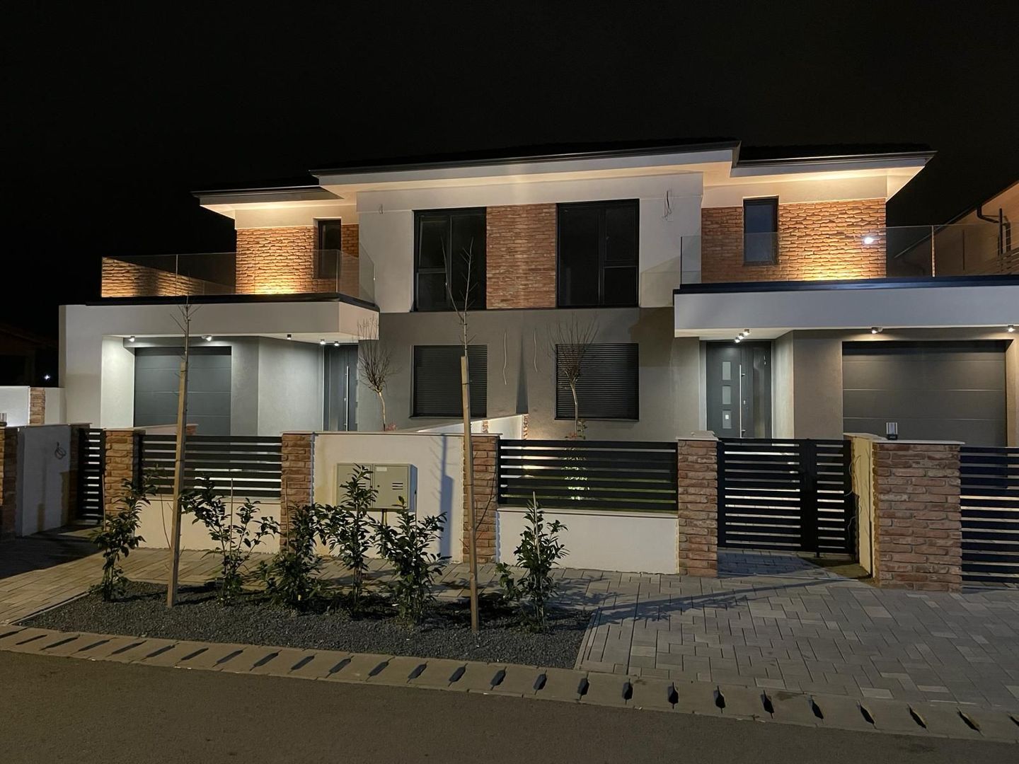 Duplex deosebit cu garaj și subsol - Poză 1