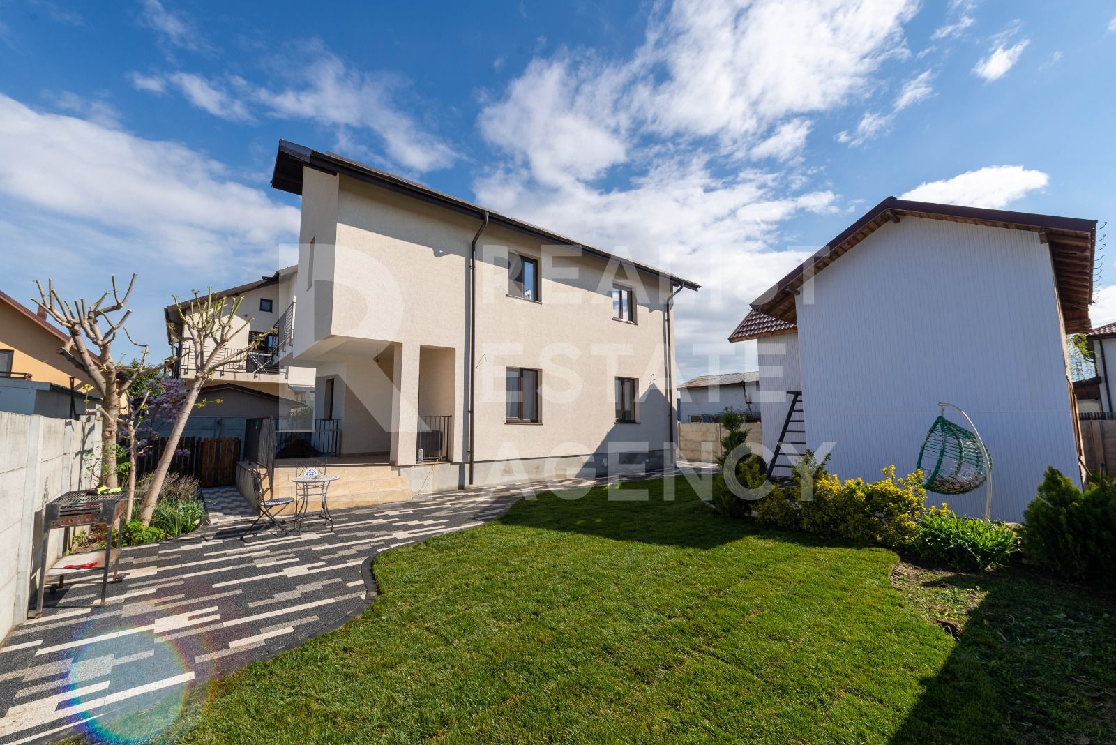 Vila in Tunari cu garaj si spatii de depozitare - Poză 25