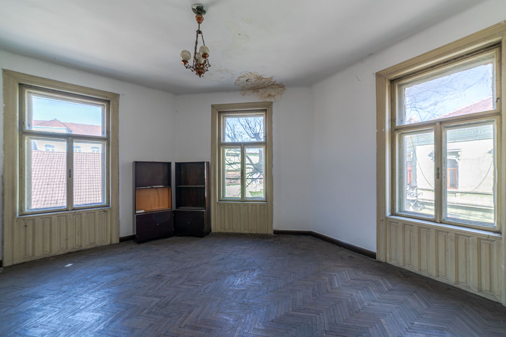 Apartament ultracentral cu potențial extraordinar - Poză 3