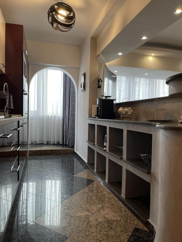 Închiriez apartament 2 camere, Decebal, mobilat, confort lux, parcare - Poză 6