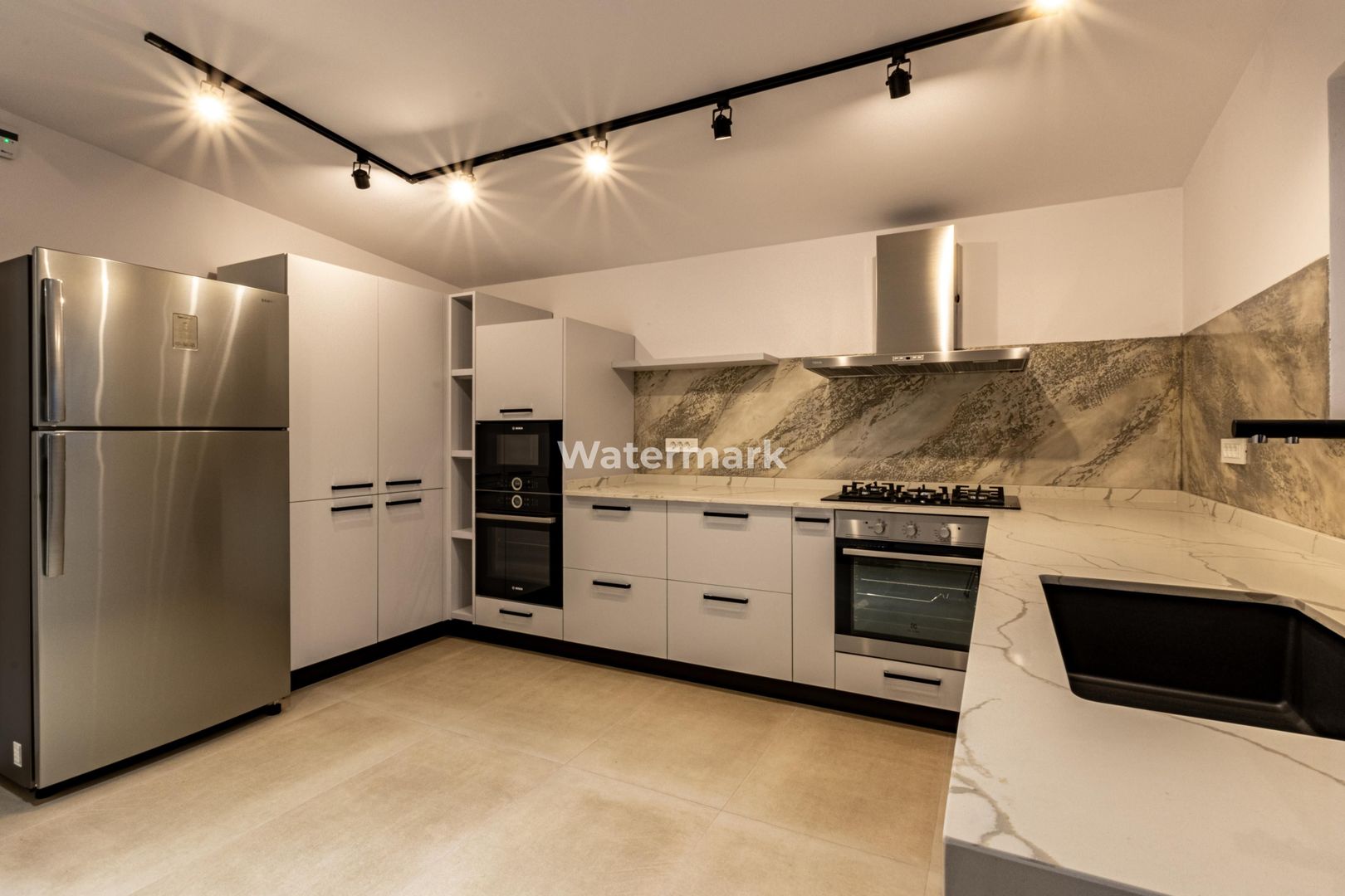 Apartament cu 4 camere de închiriat în zona Alexandru cel Bun - Poză 1