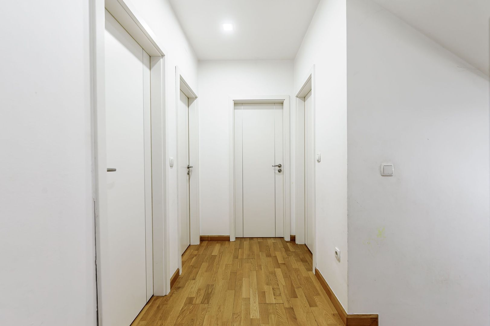 Casa spatioasa de vanzare în Bujac , 3 bai, 5 camere, super pret! - Poză 2