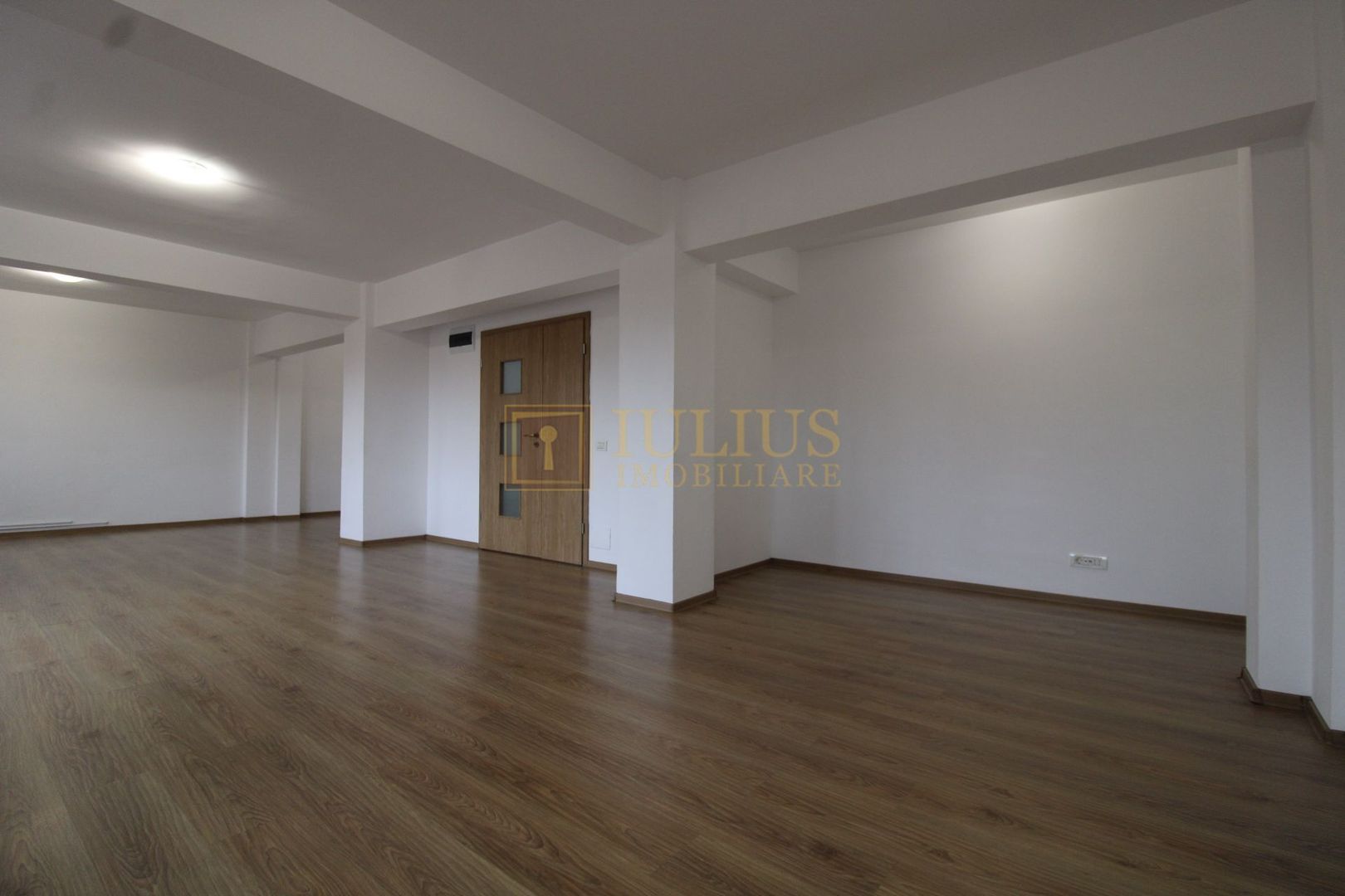 8 incaperi, 2 bai, centrala proprie, 3 locuri de parcare; Lipovei. - Poză 6