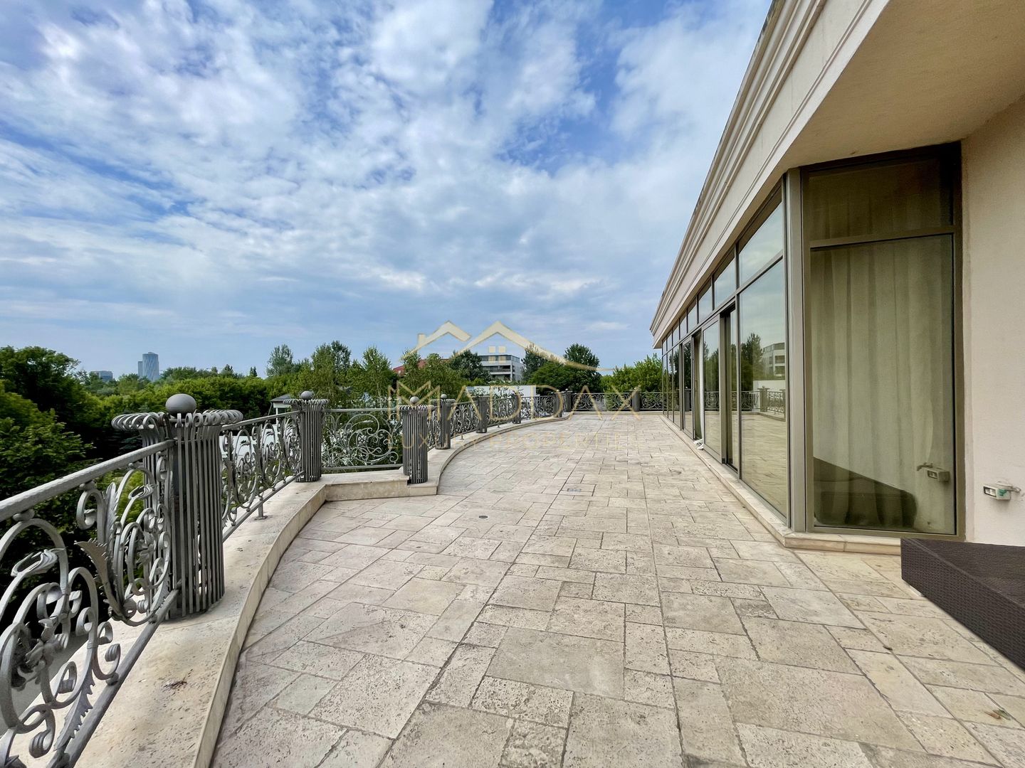 Impressive Villa *1500 SQM usable* 2613 SQM land / Open to the lake - Poză 40