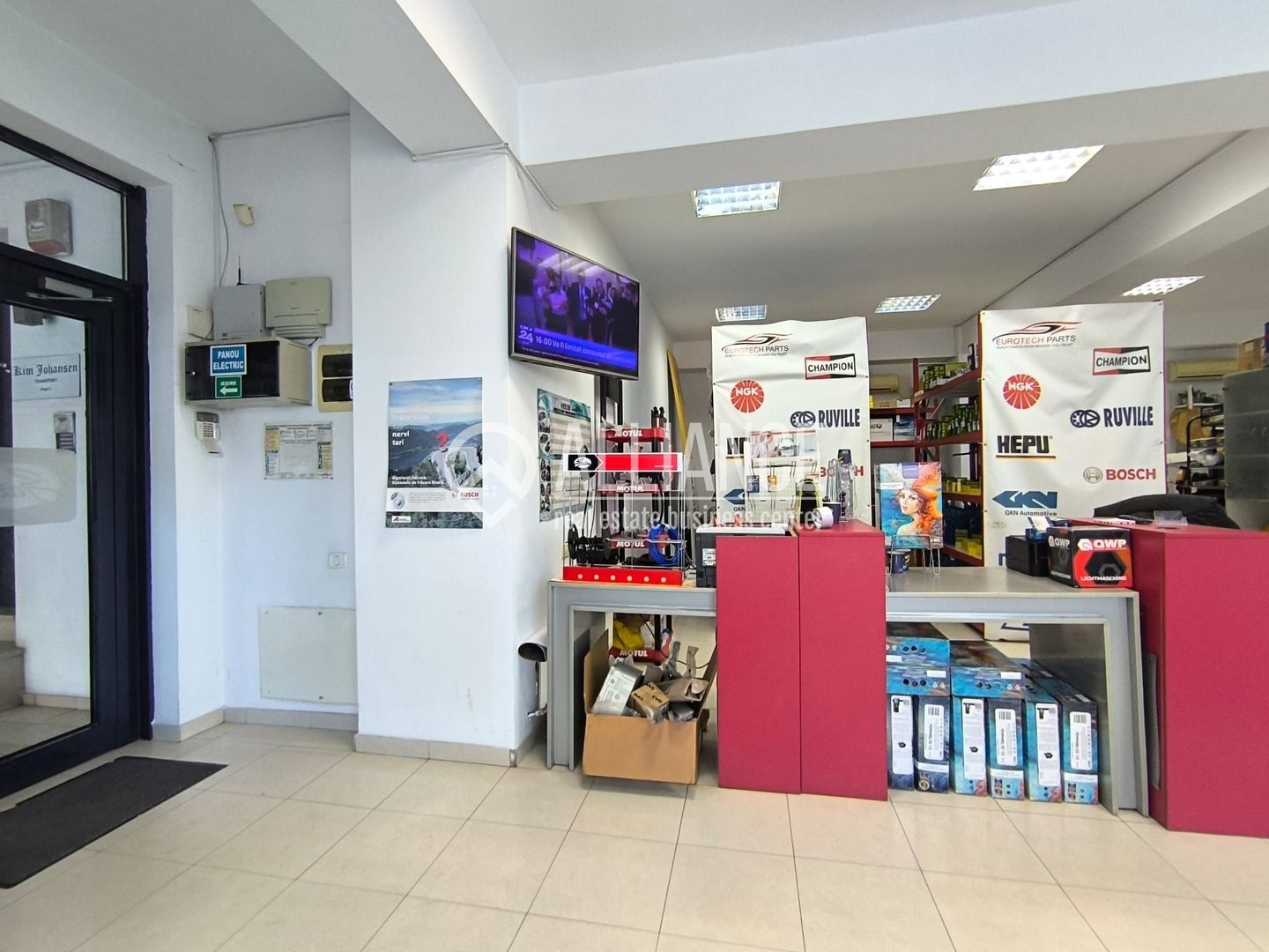 CENTRU ATELIERELOR - Spatiu comercial cu suprafata vitrata mare ! - Poză 13