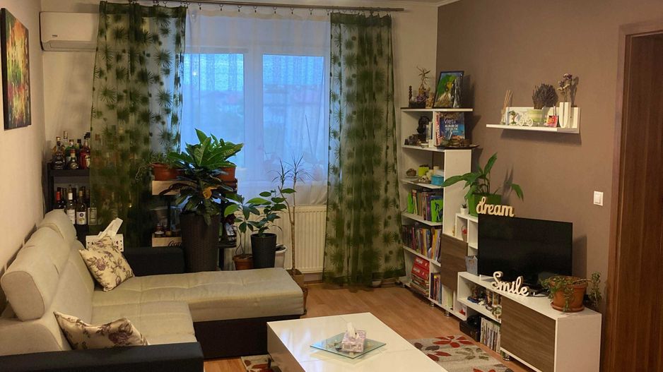 Vând apartament cu 3 camere - Poză 1