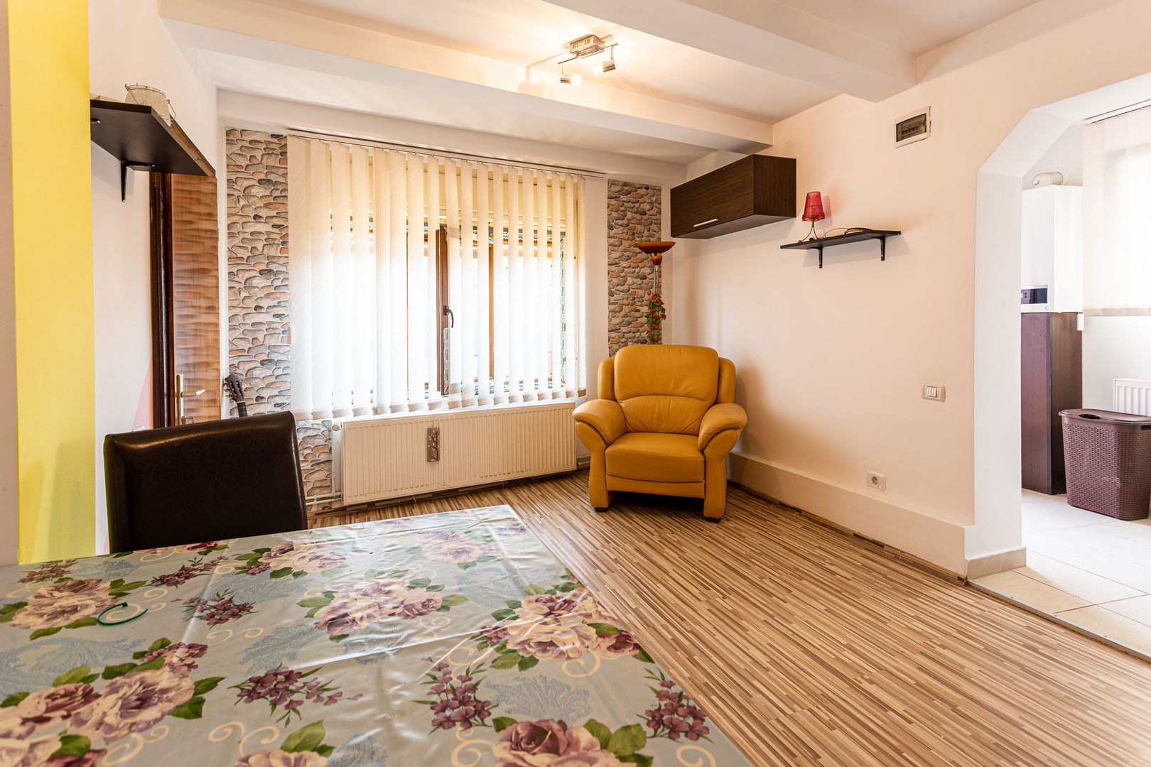 Casă cu 2 camere, renovată, în Bujac - Poză 8