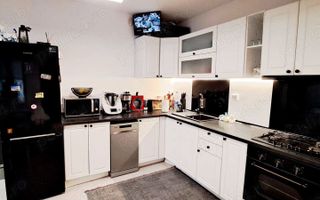 Casă de vânzare !! 3 camere, 2 băi, 3 dresinguri, cameră tehnică, pivniță, 2 garaje - Poză 3