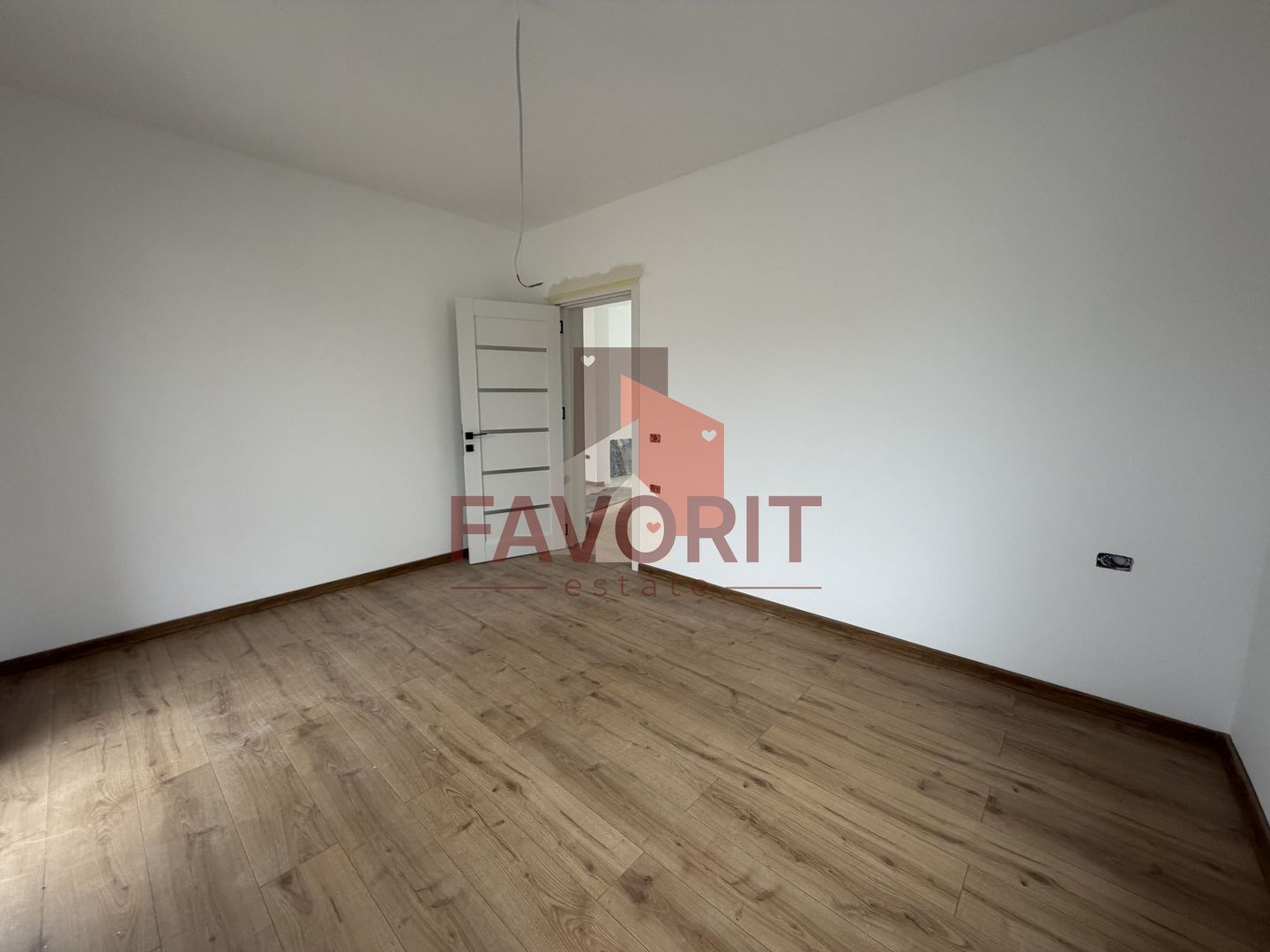 Finisat la cheie. Bucatarie inchisa. Acces asfaltat - Poză 8