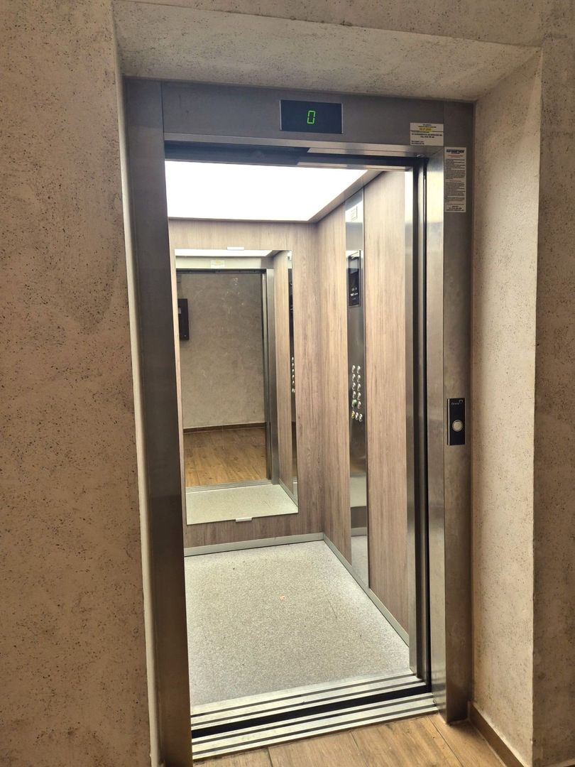 Zona Coresi, str. 13 Decembrie, apartament spațios, bloc nou, loc parcare - Poză 24