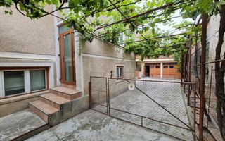 Proprietate individuala-3 apartamente,spatiu comercial,garaje,gradina,curte - Poză 12