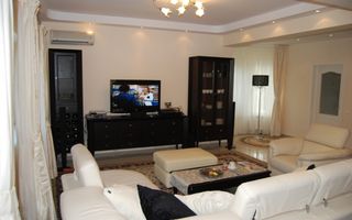 Vilă splendidă cu grădină extinsă și facilități moderne - Poză 8