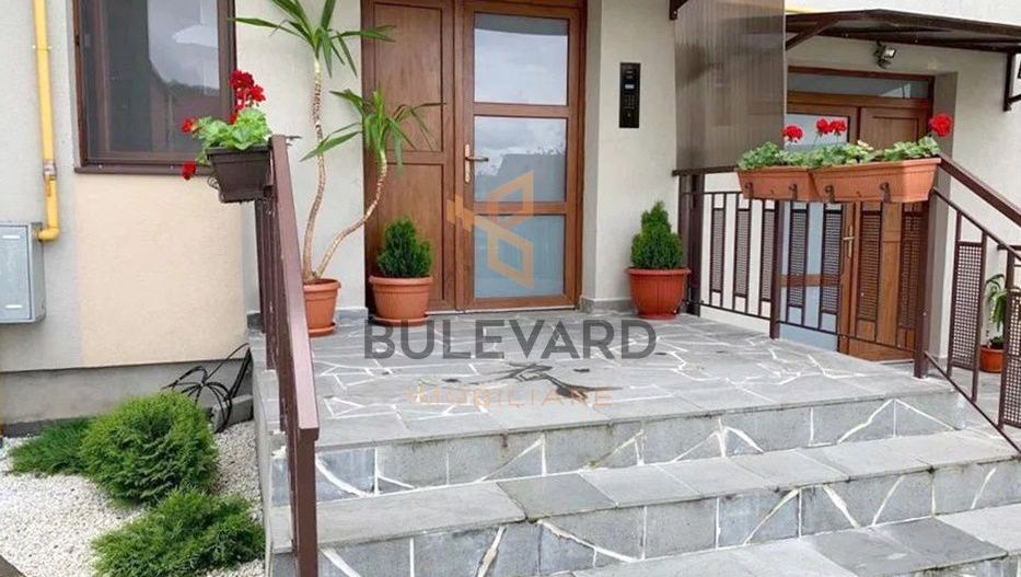 Apartament cu 2 camere si curte de 55 mp, zona Auchan Iris! - Poză 1