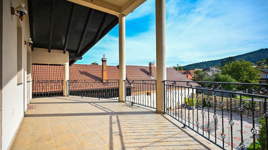 Somptuozitate in stil modern, 2 garaje, 3 terase, totul pe 1.000 mp teren - Poză 18