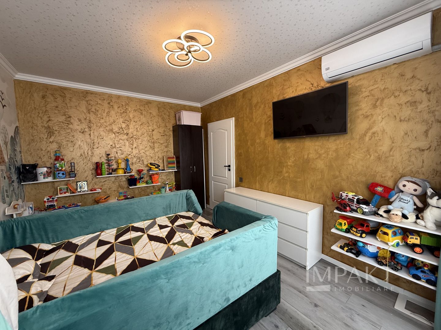 Apartament spatios cu 3 camere in Floresti (Sub Cetate) - Poză 2