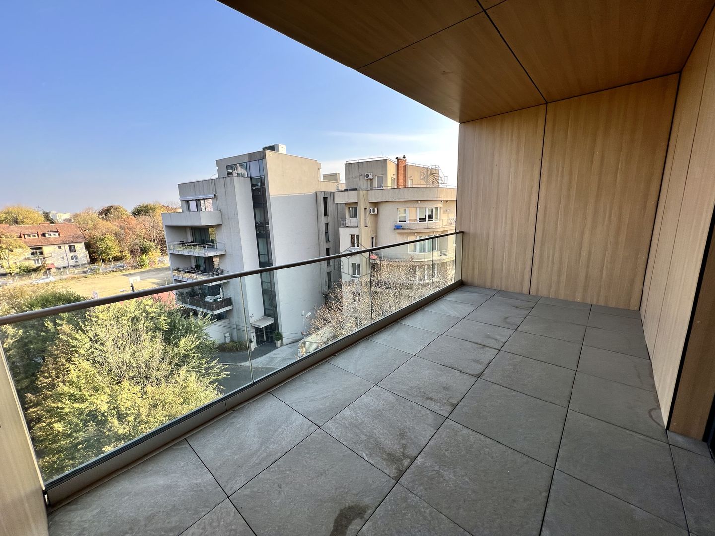 APARTAMENT DEOSEBIT CU 3 CAMERE LA VANZARE CU VEDERE LA LAC - Poză 17