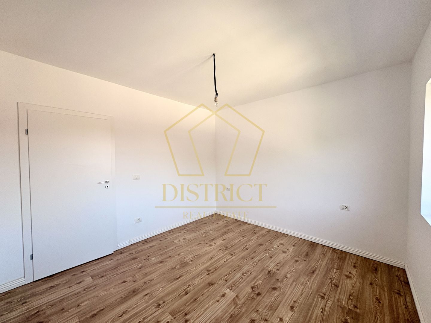 Duplex cu 4 camere, despărțit prin camera tehnica | Mosnita Noua - Poză 10