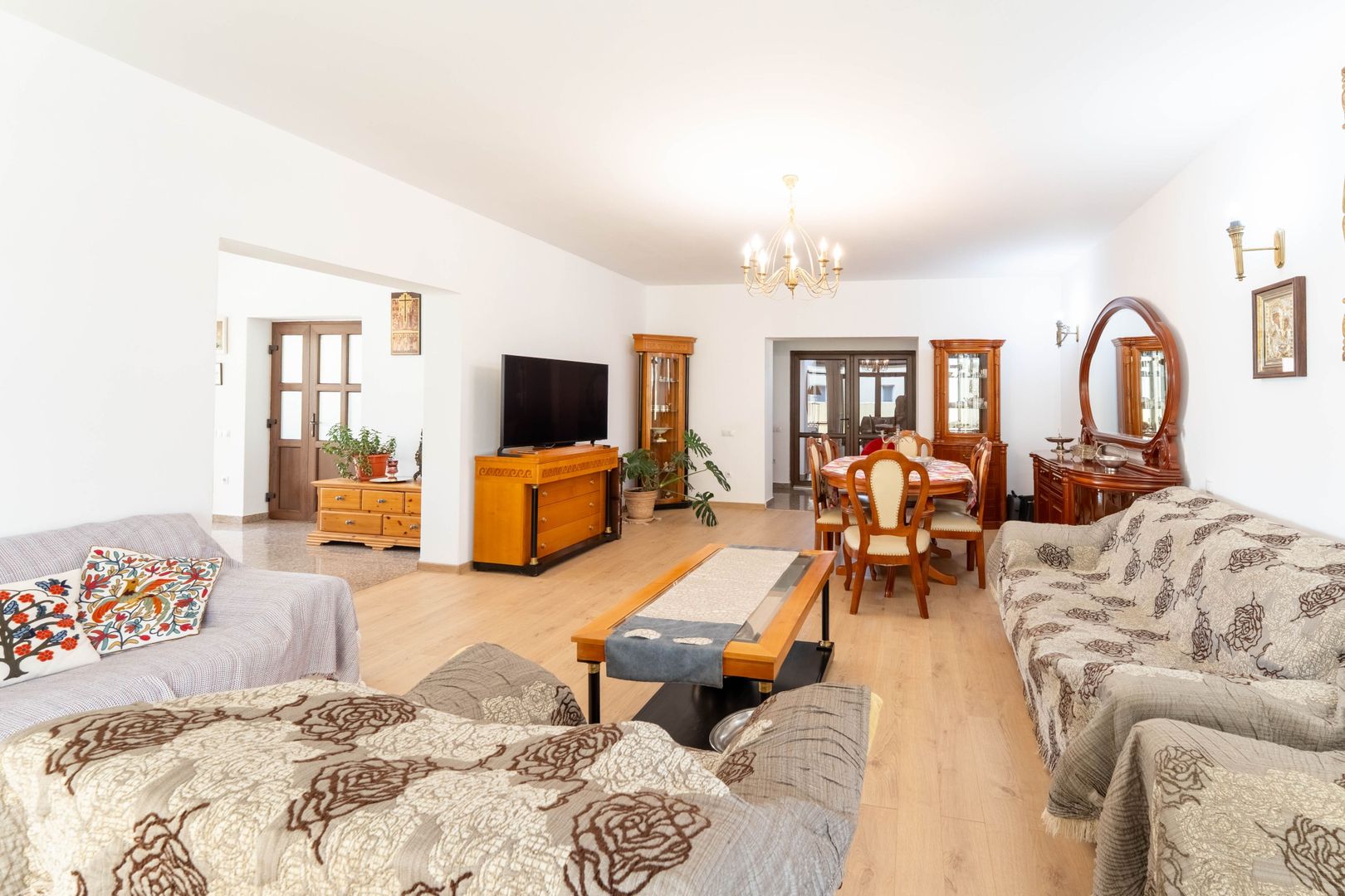 Oportunitate Rară | Proprietate Exclusivă în Izvor - Poză 2