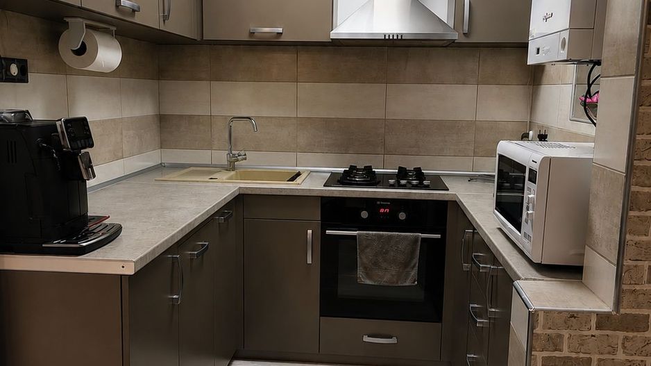 Proprietate cu două locuințe, garaj încălzit, foișor, 600 mp in Ernei - Poză 3