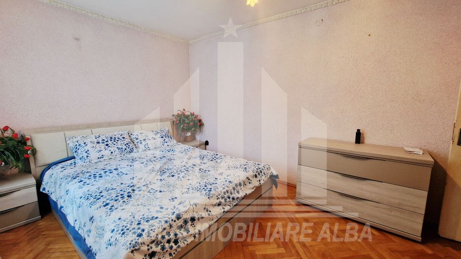 Apartament cu 3 camere decomandate in Cetate - Poză 4