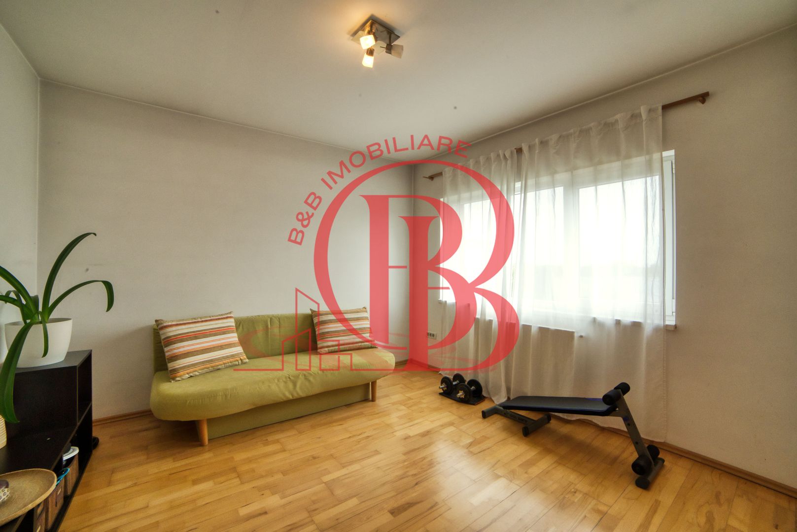 Casa complet mobilata 5 camere 3 bai curte generoasa - Poză 28