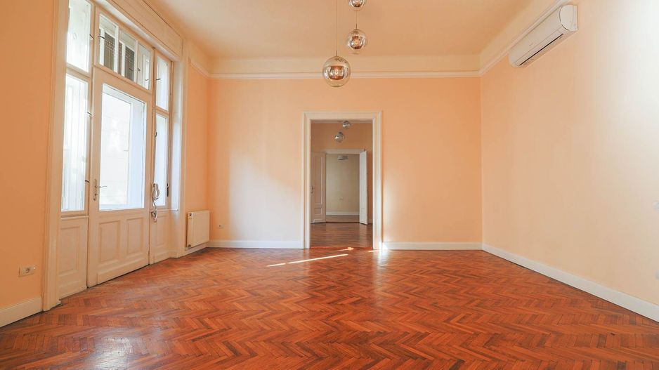 VANDUT.  Descoperă eleganța istorică în inima Aradului! - Poză 2