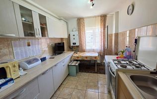 Apartament 3 camere, 65 mp utili, 2 bai, etaj 2, Cetate, zona Stadion