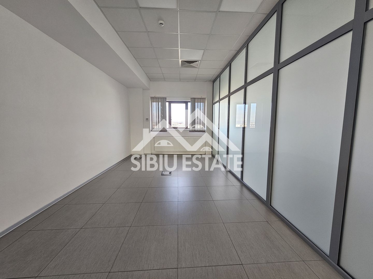 Spatiu de birouri de inchriat locatie centrala si vizibilitate buna - Poză 24