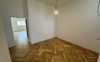 Apartament renovat în clădire istorică - are garaj - Poză 12