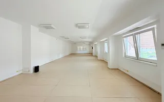 Imobil de închiriat cu locuri de parcare, curte si anexe - Poză 12