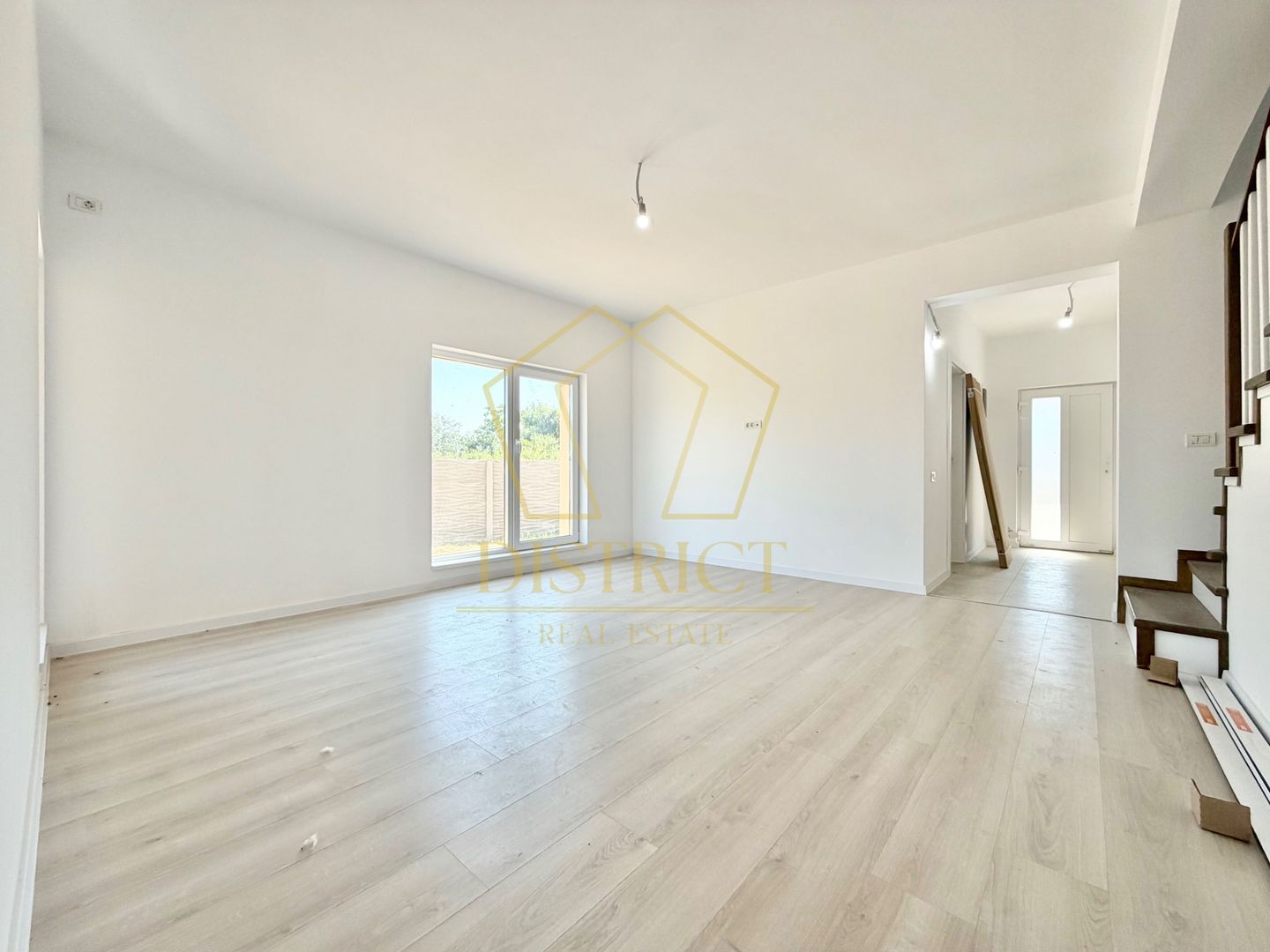 Duplex cu 5 camere si 2 bai, 470 mp teren si 115 mp utili in Ghiroda. - Poză 3