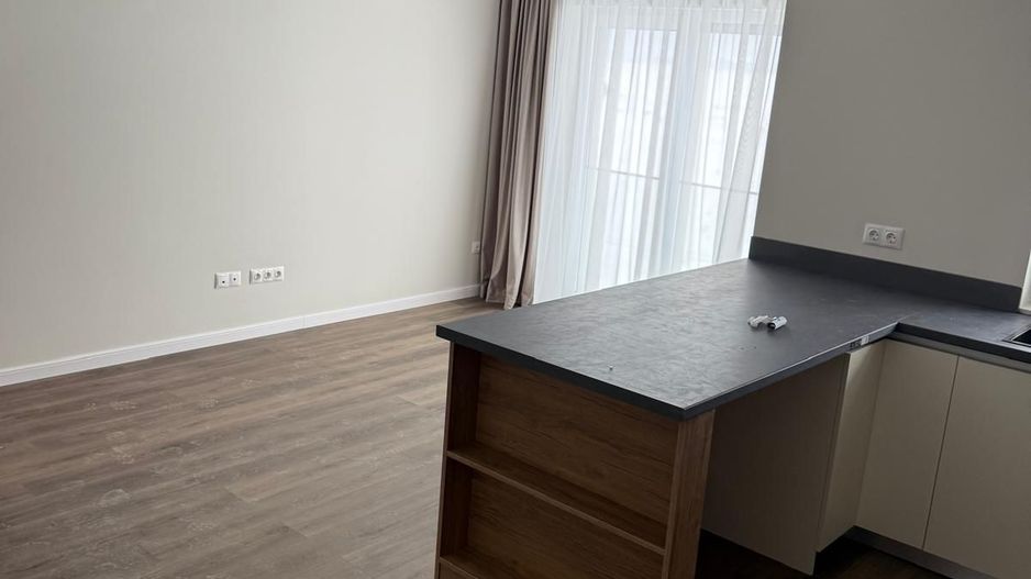 Apartament cu 3 camere,balcon, complet mobilat si utilat - Poză 3