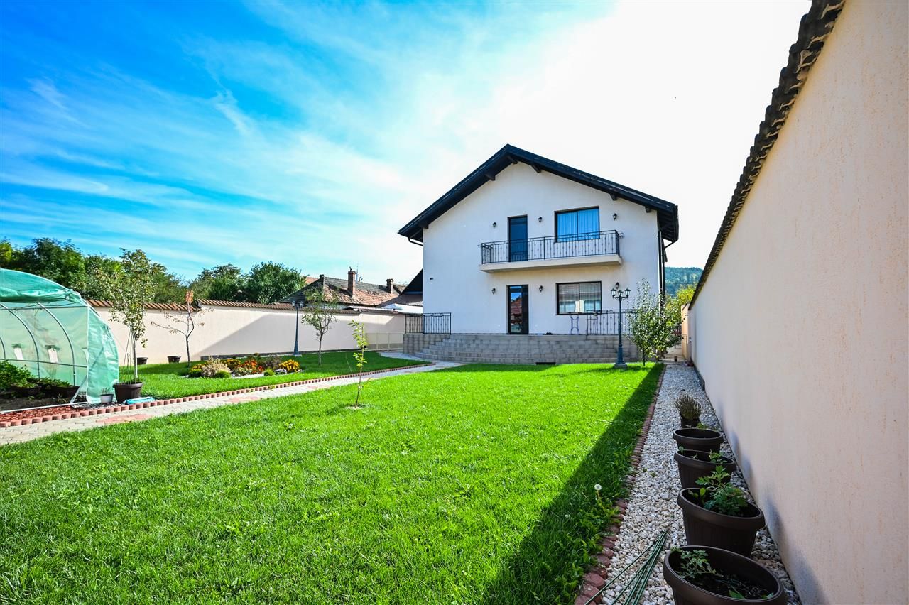 Somptuozitate in stil modern, 2 garaje, 3 terase, totul pe 1.000 mp teren - Poză 56