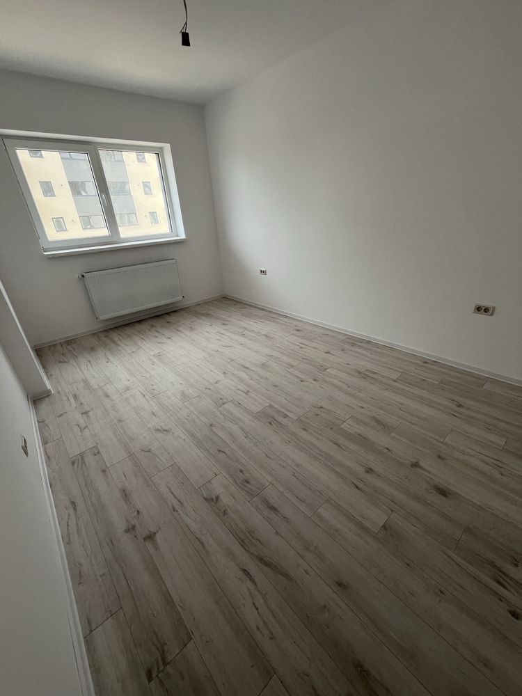 Apartament 2 camere+bucatarie separat+baie,hol si terasa+parcare - Poză 3