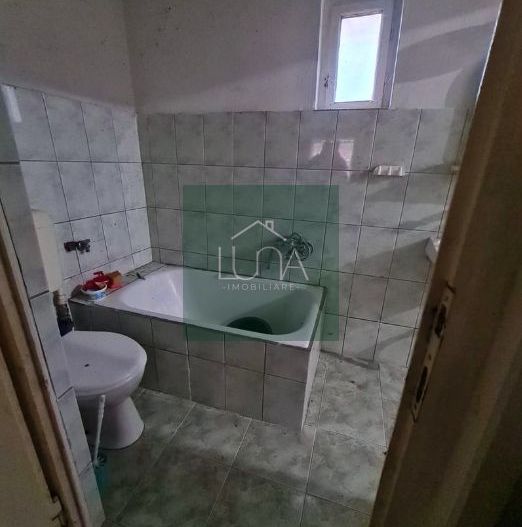 Casă cu teren de 1.000 m² – utilități complete, ideală pentru renovare - Poză 3