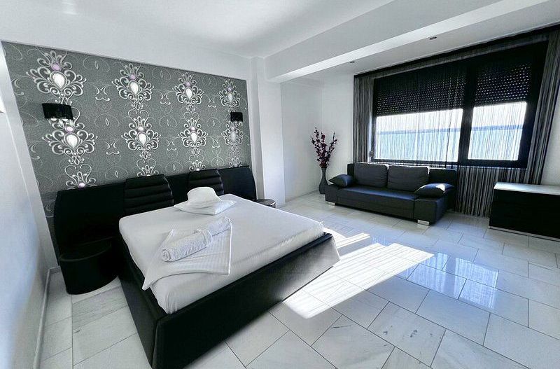 Apartament 2 camere Vila Sophia 1 - Vedere frontala la lac - - Poză 10