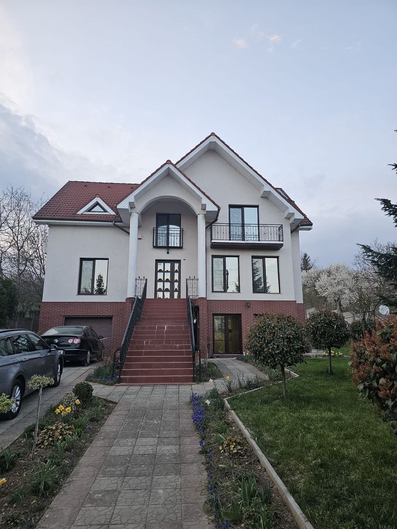 Vila  Oradea zona Iorga 420 mp ,teren 2000 ml - Poză 1