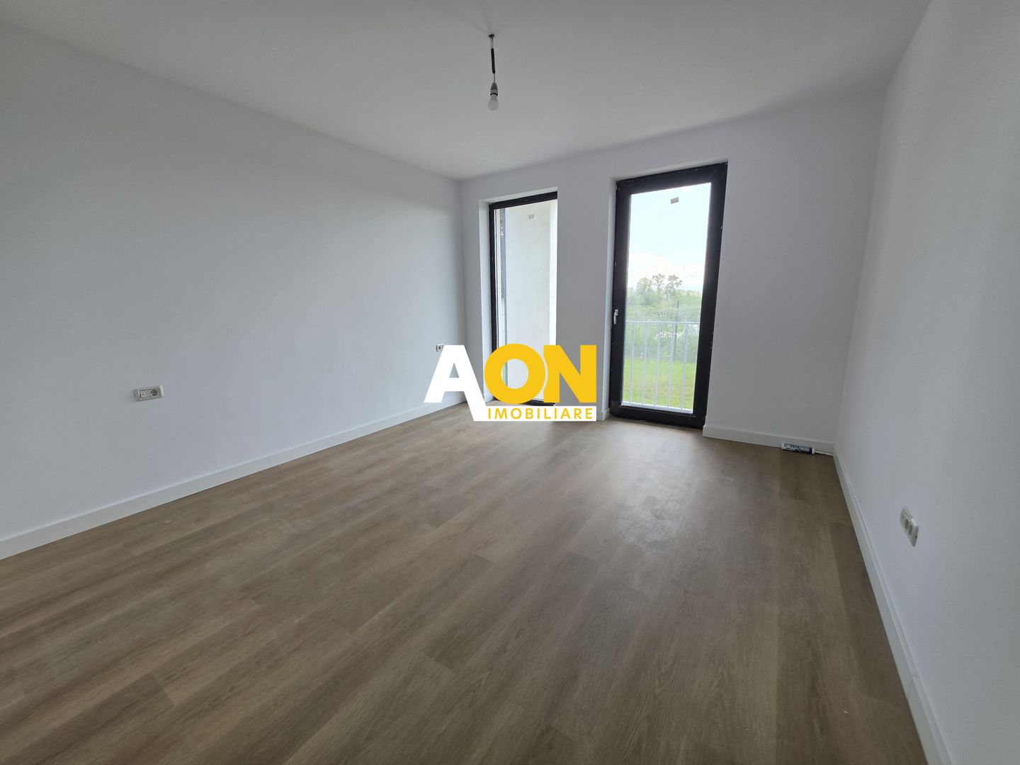 Apartament cu 3 Camere, 2 Bai, 100mp Curte Proprie,  Boxa 40 mp - Poză 4