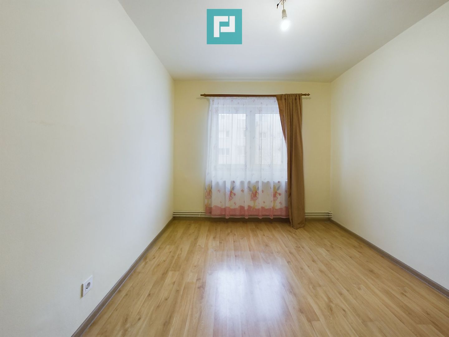 Apartament cu 3 camere în Zona 300 - Poză 5