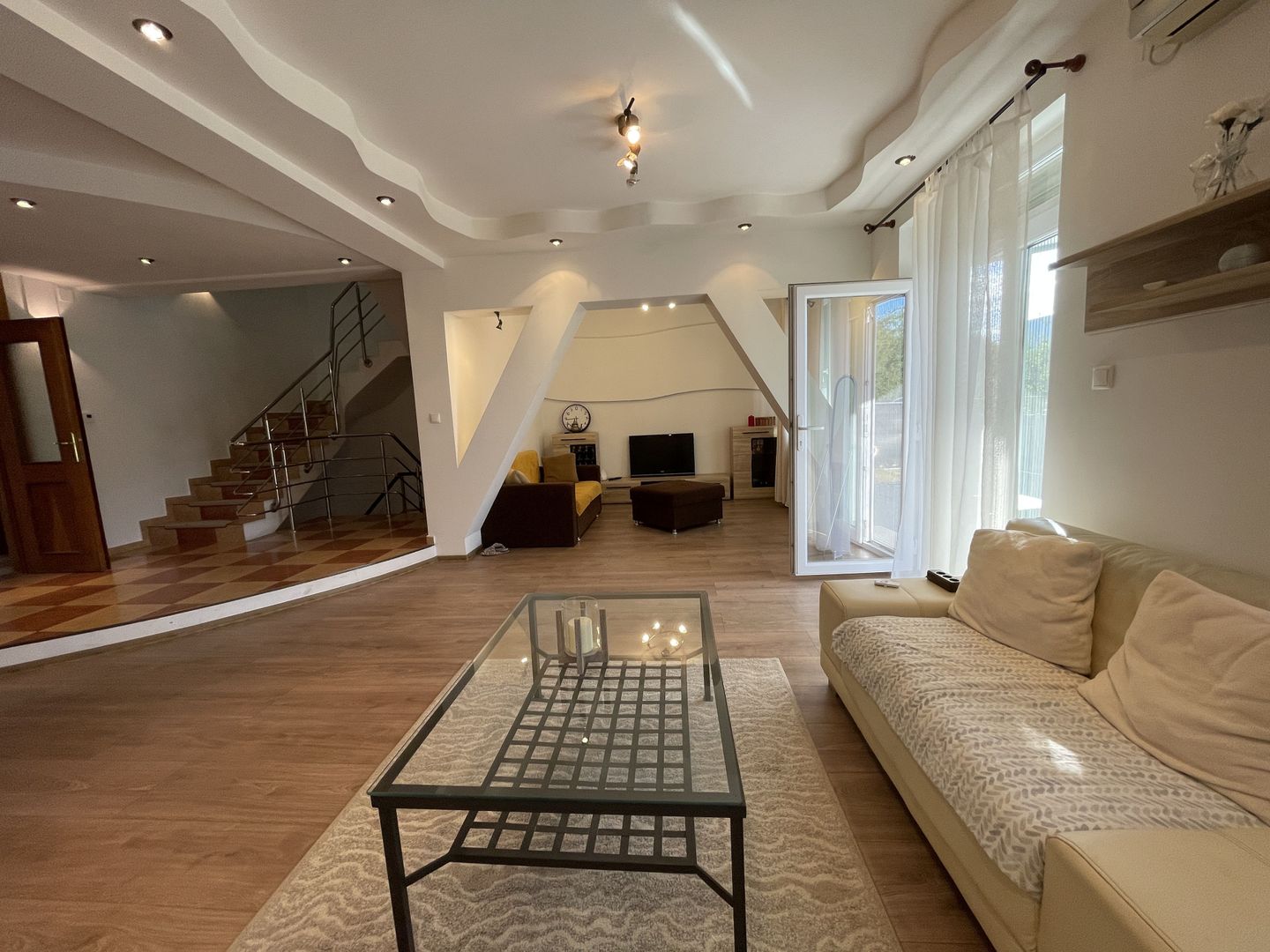 Casa spatioasa cu spatiu de relaxare-zona Blascovici - Poză 7