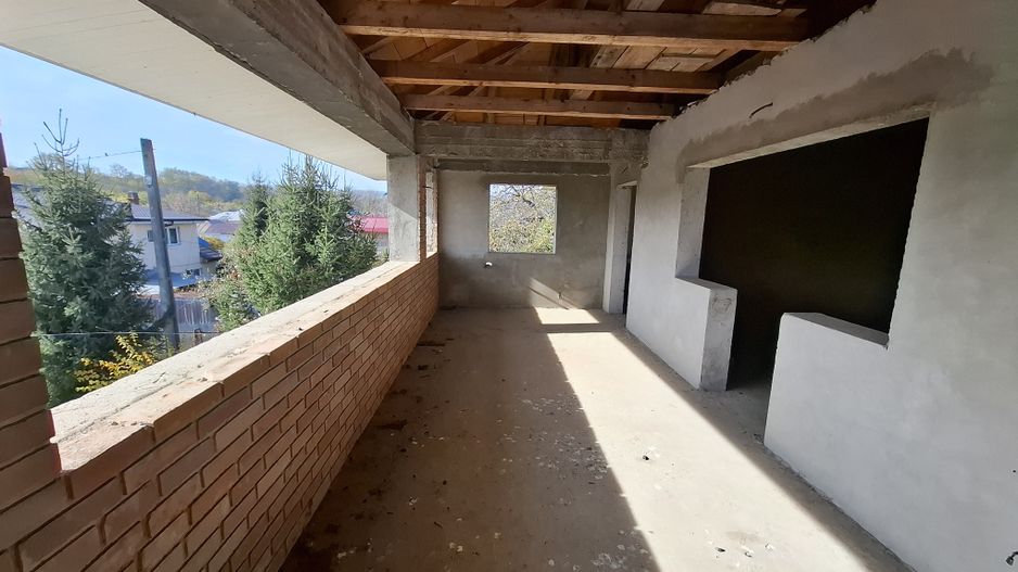 ila cu 6 camere + casă locuibilă pe teren intravilan de 1700 mp, cu vi - Poză 11