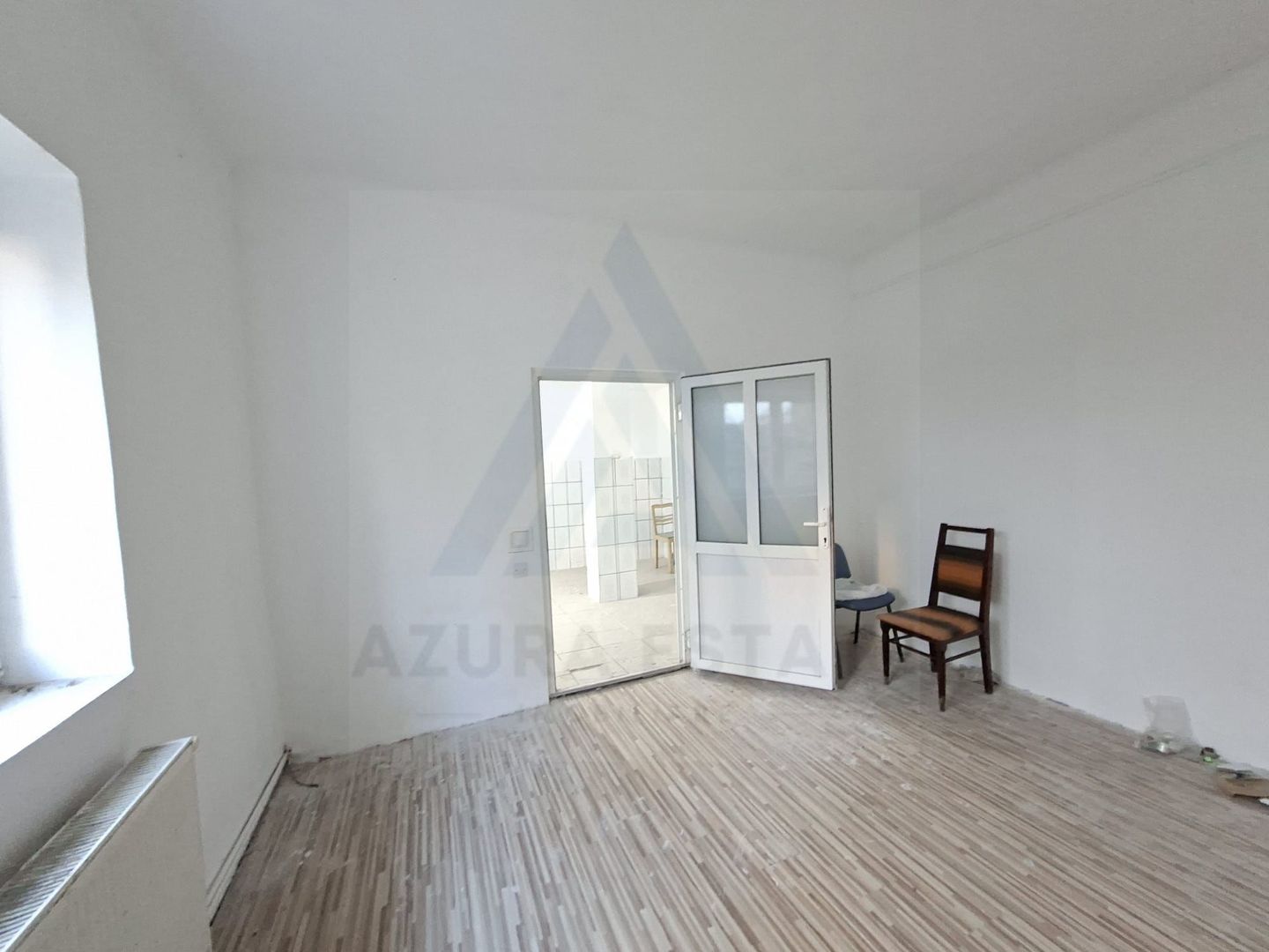 Casa 3 camere baie cu geam pivnita si teren 151 mp in zona Centrala - Poză 3