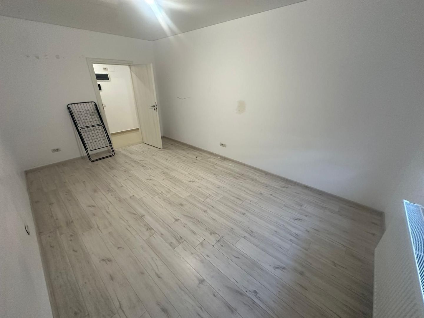 AP. 2 CAMERE - PARCARE INCLUSA, BUCATARIE INCHISA, CENTRALA PROPRIE - Poză 3