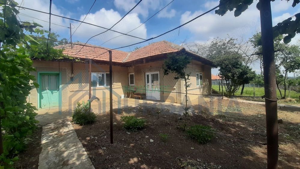 Vând casa cu 5camere în sat cîrja vaslui, teren 1900mp, apa trasa,curent, casa trebuie renovată, - Poză 2