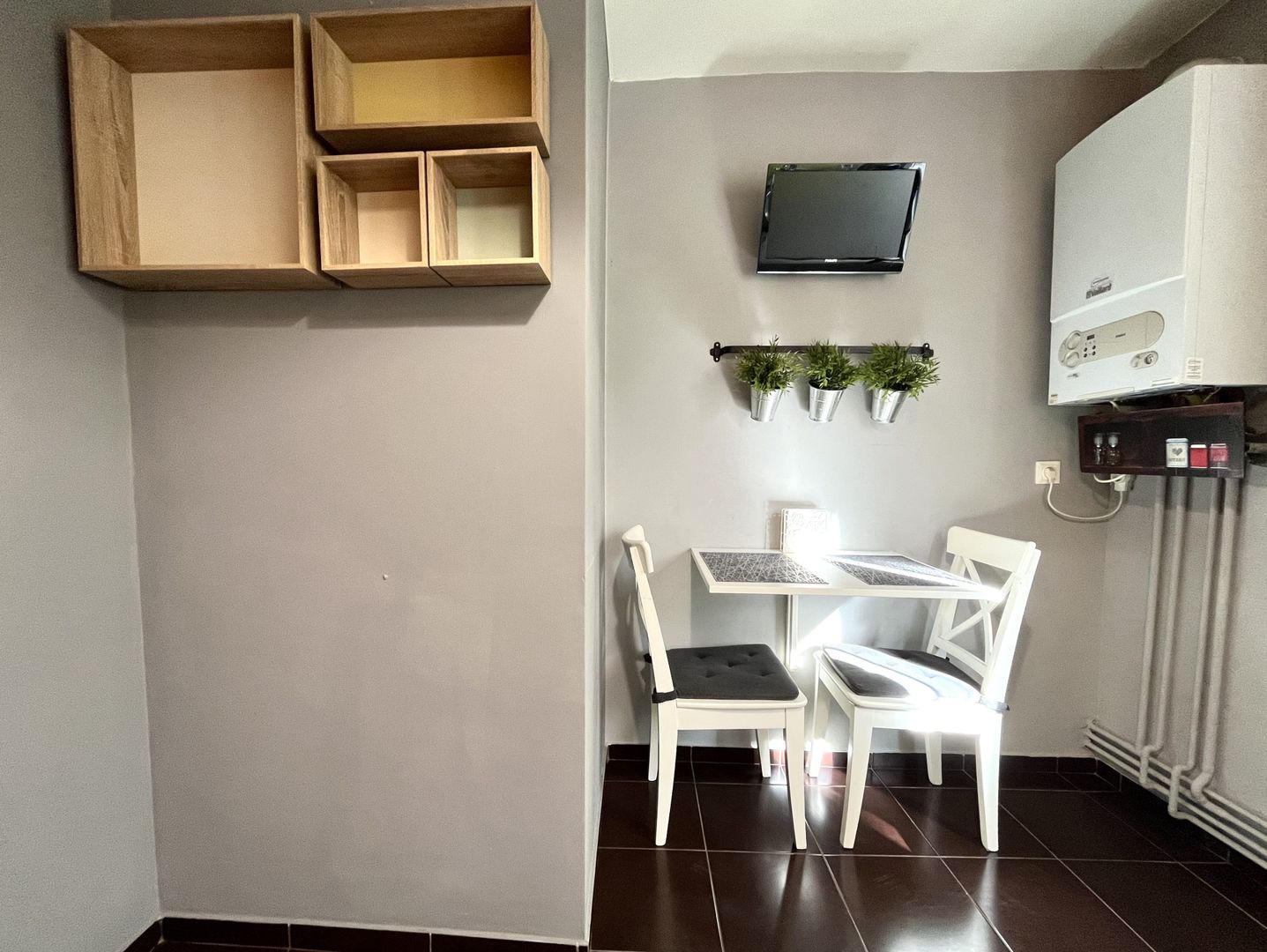 Tur virtual- 2 camere, primitor si luminos, cu garaj, in zona Centrala - Poză 32