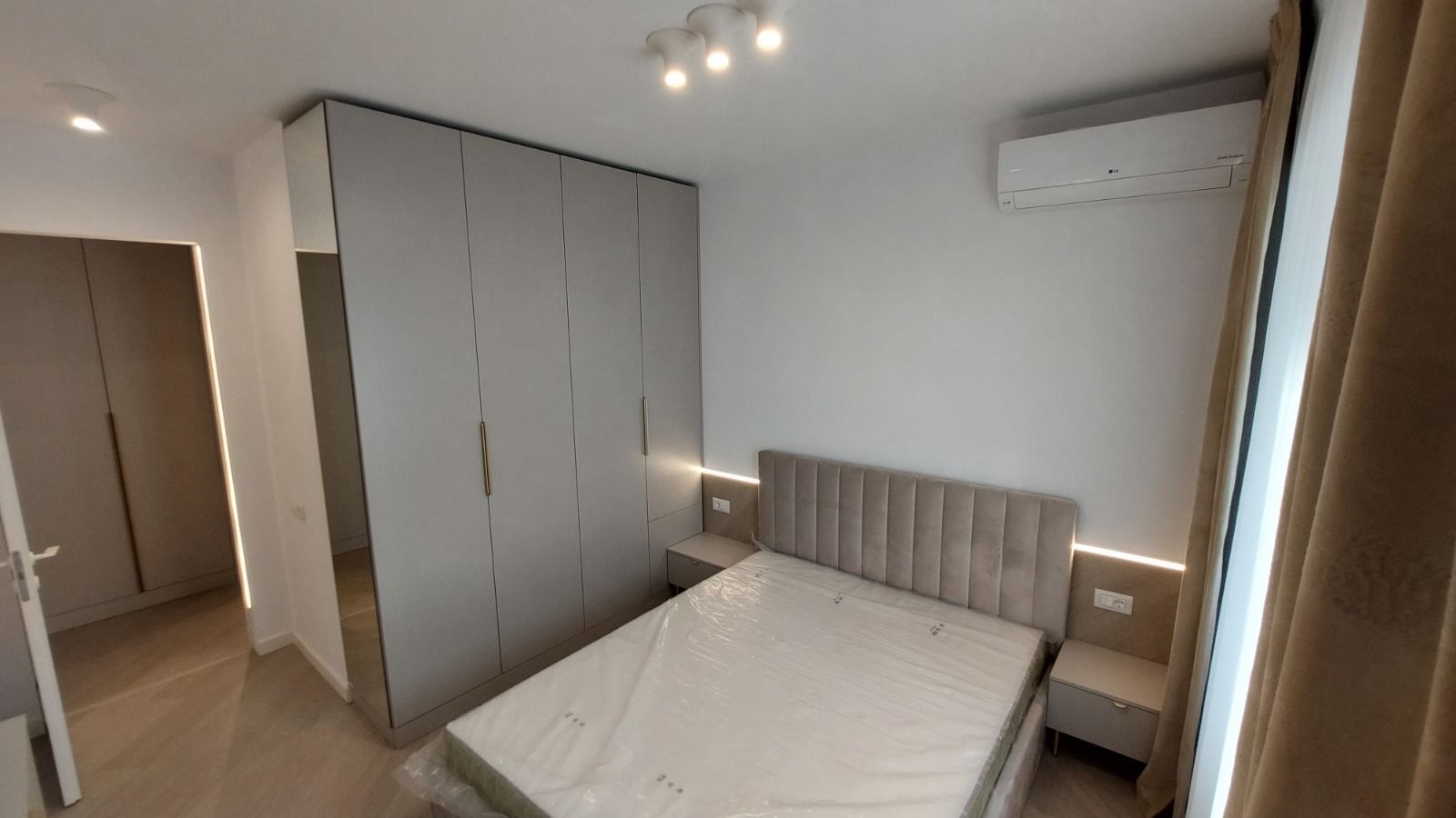 INCHIRIERE DOUA CAMERE ZONA PIPERA CORTINA NORTH - Poză 4