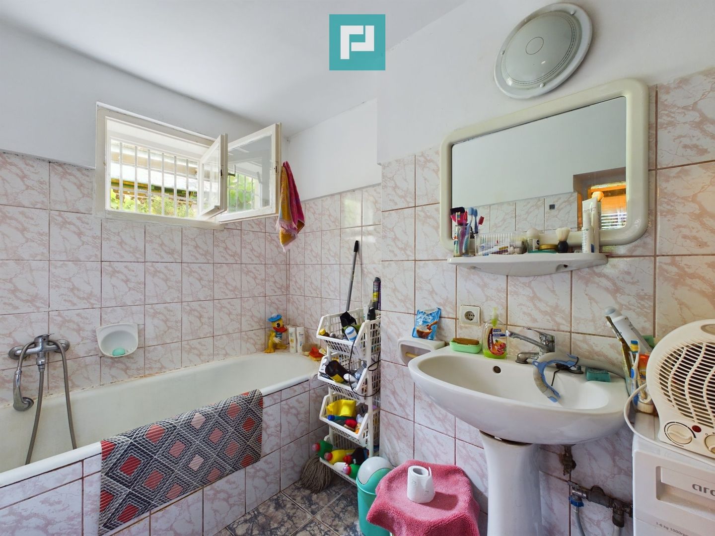 Apartament la casă cu 4 camere în Pârneava - Poză 4